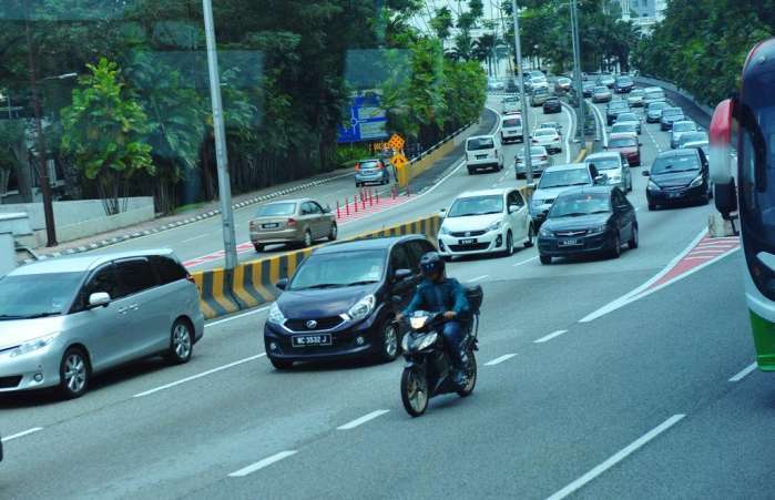 馬路上的摩托車(chē)主像賽手，汽車(chē)避讓人提醒 去這些國(guó)家請(qǐng)注意安全