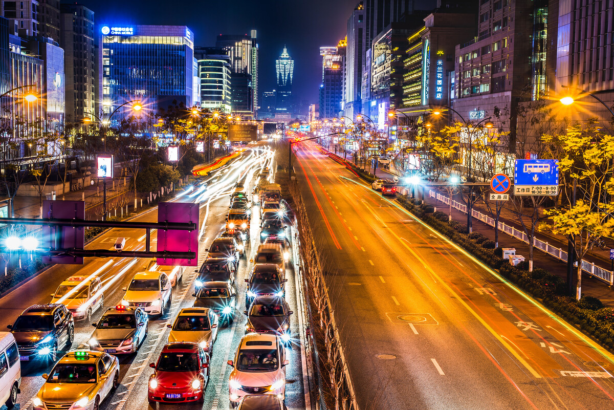 《城市脈搏 車(chē)來(lái)車(chē)往間的夜景詩(shī)篇》